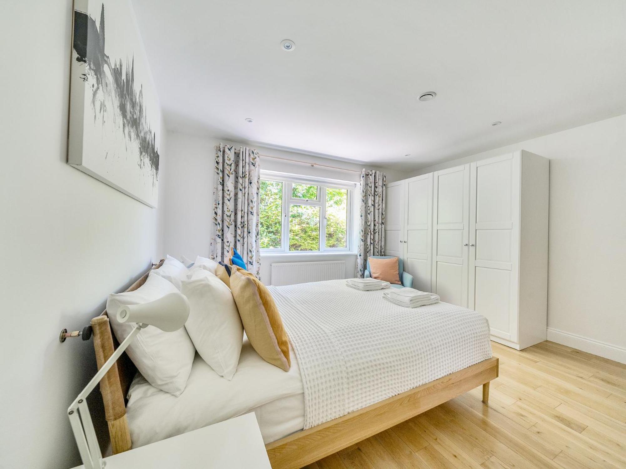 ★ Luxury ★ Sleeps 4, Free Parking Апартаменты *
